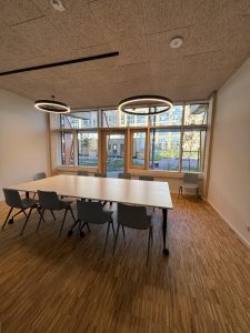 Auf dem Bild ist der Resonanzraum auf dem LIFE HAMBURG Campus zu sehen, in dem unser ABC stattfindet.