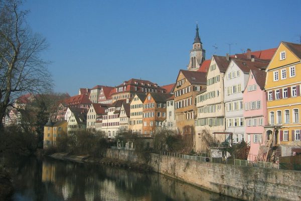 Auf dem Bild der ABC, Anderes Burnout Cafe, erkennt man viele alte Gebäude in der Nähe eines Flusses. Es ist die Stadt Tübingen