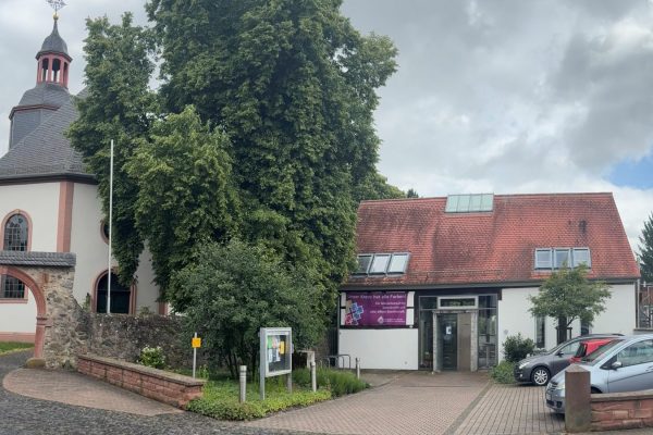 Das Foto zeigt das Paul-Gerhard-Haus und links daneben die Kirche der evangelischen Gemeinde im Ortsteil Gundernhausen.